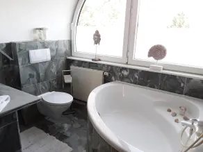 Large luxury 3-room apartment in villa near the trade fair - Image 5