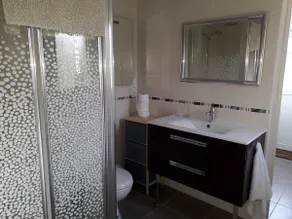 Luminoso y nuevo apartamento de dos dormitorios en planta baja con jardín privado. - Image 4
