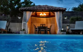 Green Oasis Villa: Heated Pool, Playground & BBQ - Image 5