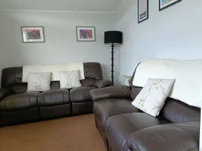Cosy Chalet, Seasonal Pool & Play Park Llansteffan - Image 2