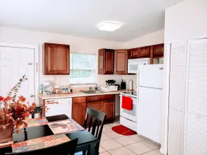 Comfy Home, Minutes from Airport & Near Everything - Image 3