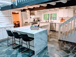 Gorgeous Cabin on 12 acres, Wine/Breweries/Hiking - Image 2