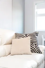 MODERN CONDO BY CHINATOWN, WIFI , A/C & STAMPEDE - Image 4