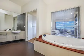 Hearns Beachside Villa 8 - Image 4