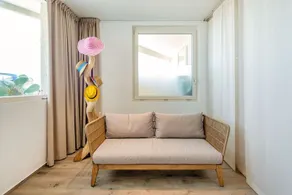 Bright home with sea view, pool & spa membership - Image 2