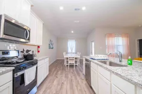 Spacious, Modern, 2 KING beds FREE Wi-Fi & parking - Image 3