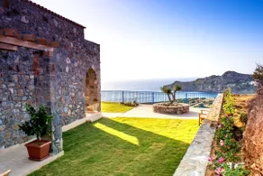 Traditional elegance with privacy & amazing views - Image 3