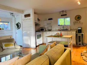 Cozy Suttons Bay Getaway - Image 4