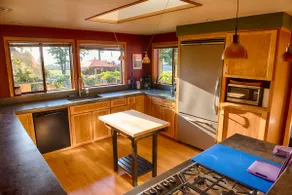 The Madrone: Seclusion in Charming Fairhaven - Image 3