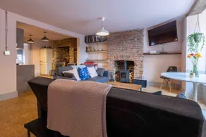Spacious Open-Plan 1 Bed Apt. in Prime Location - Image 2