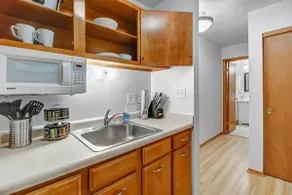 Medical District Apt King Bed Free Parking Laundry - Image 3