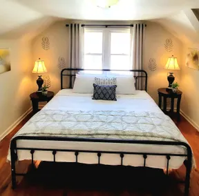 1 KING Bed 3 QUEEN Beds* Pet Friendly* Quiet - Image 2