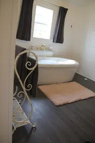Little House Big Tub- Romantic Cottage -King Bed - Image 5