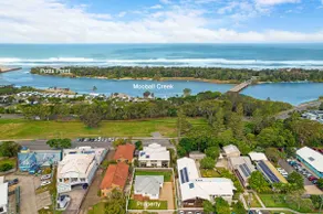 Beach house only metres from the main street! - Image 2