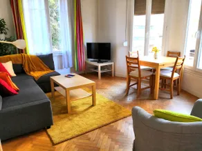 Bright beach flat in the heart of Juan les Pins - Image 2
