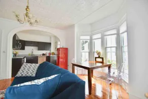 3 King Size Beds Hip Sunny 3BR Apt Downtown - Image 4