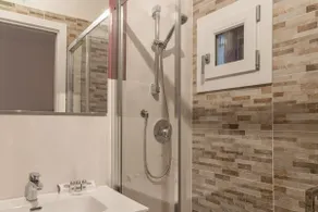 Independent apartment on two floors with courtyard - Image 4
