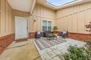 Cotton Creek Bungalow. Be in the Center of It All! - Image 4