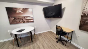 King Suite with Private Entrance & Free Parking - Image 5