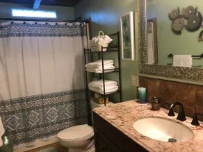 Cozy retreat on Walnut Street/no cleaning fee - Image 3