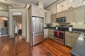 The ”Jacob Reid” Room Historic Downtown Apt - Image 5