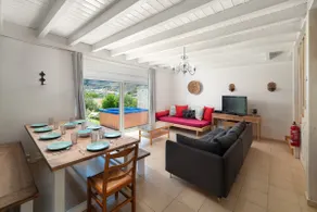 3 Bedrooms villa with pool only 200m from sea - Image 3