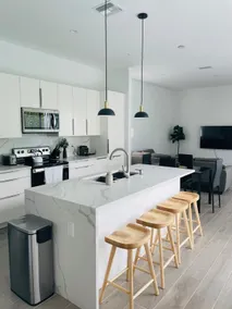 Great Location in Naples near Beach & Downtown - Image 5