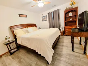Disabled access king bed, massage chair, near I-70 - Image 4