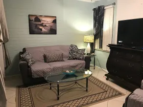 Cozy Condo 3 Min Walk2Beach-Unit 2 1Bd/1Ba/LR/Kitc - Image 2