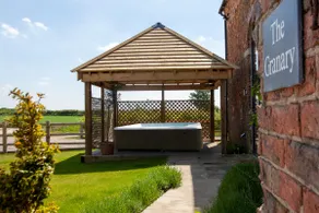 The Granary, near York with Hot Tub - Image 2
