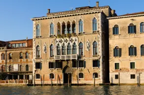 Beläget i en vacker 15th Century Canal Grande Palazzo. - Image 4