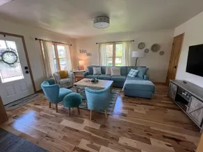 Lakefront, near downtown and trails! Dog-approved - Image 2