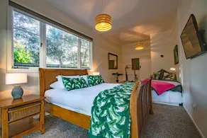 Semi self-contained & central beach haven - Image 5