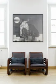 Elegant Apartment with Art and Design Pieces - Image 2