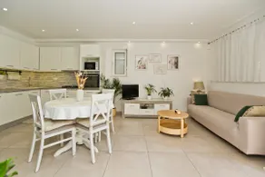 Two bedroom apartment with sea-view, parking, close to center of Hvar - Image 3