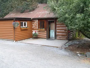 Cozy Log Cabin CLOSE to Prospect Lake & Butchart - Image 4