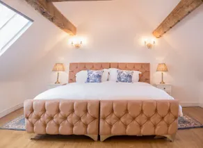 Beautiful Historic Country Coach House - Image 3