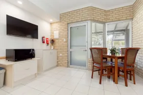 A1 Stylish light filled 2 bed apt Free WiFi - Image 5