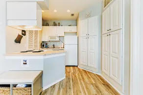 🌟 Lakefront & 1 block to Beach W/D, Gym, Pool - Image 3