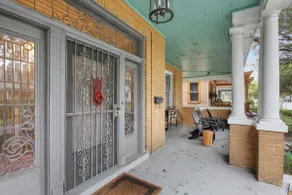 Big Yellow Brick House - Victorian District - Image 3