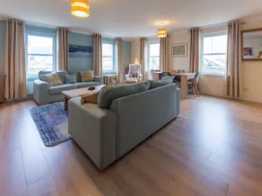 Marina View Apartment - Image 2