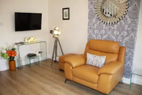 City Centre Town House with Riverside Views and Free Parking 1BAK - Image 2