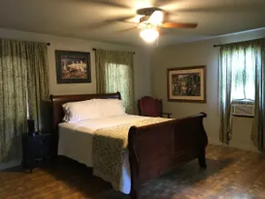 Cajun Cabin at 3 V Tourist Court - Image 2