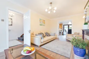 Z Lux 4 bed House (Sleeps 8) beside Train Station - Image 3