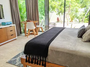 Remote work- Fast WiFi -SPA- King bed Central Park - Image 2