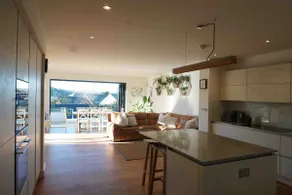Stunning 4 Bedroom Home with Wild Spa, Gym & Hot Tub - Image 5
