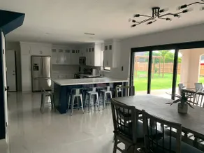 Modern 4 bedroom House with Pool - Image 4