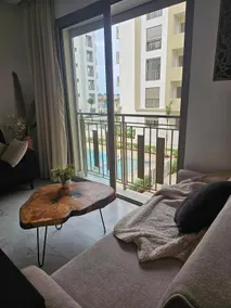 near airport with pool view and Netflix - Image 2