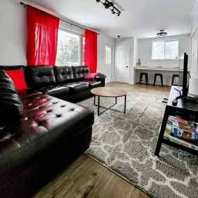 A Modern 3 Bedroom Home with Free Parking & Wifi - Image 5