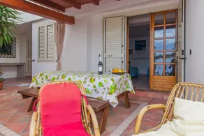 SAPORE DI MARE APARTMENT WITH COURTYARD OVERLOOKING THE SEA - Image 4
